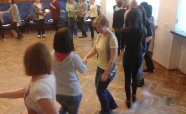 Studenci w trakcie tańca w parach