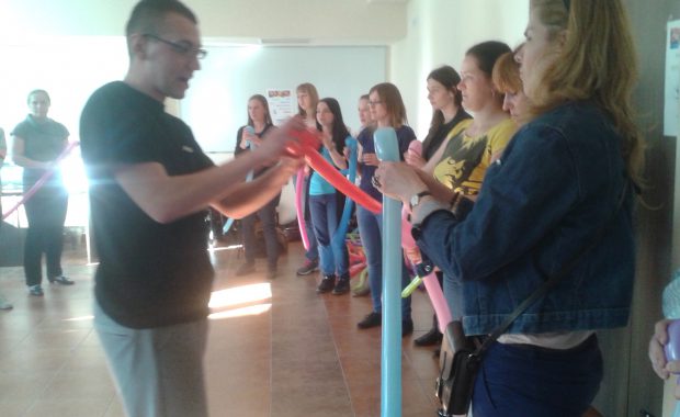 Uczestnicy warsztatów w trakcie zabawy balonami