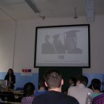 Lidia Matuszewska w sali dydaktycznej prezentuje studentom ofertę MWSE