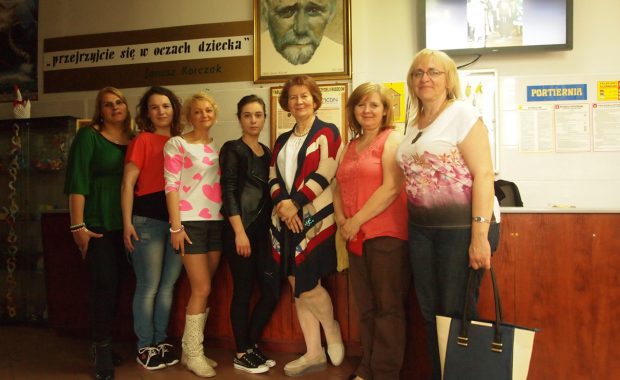 Studenci z opiekunami i dyrektor MDK w Krakowie - zdjęcie grupowe