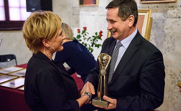 Anna Poręba odbiera nagrodę Tertila z rąk prezydenta R. Ciepieli