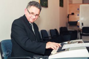 Jerzy Bardel przy klawiaturze keyboarda
