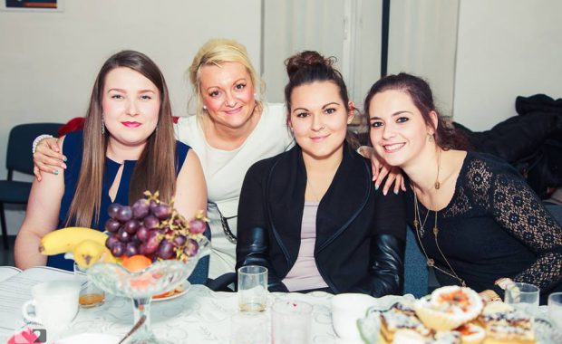 Opiekun Koła mgr Marta Falińska i trzy studentki przy stole