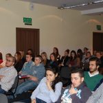 Uczestnicy Dni Otwartych podczas prelekcji studentów zagranicznych - w pierwszych rzędach studenci programu Erasmus+