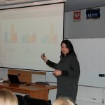 Dr Anna Wojtowicz w trakcie wykładu