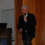 Prof. W. Błasiak z mikrofonem podczas wykładu