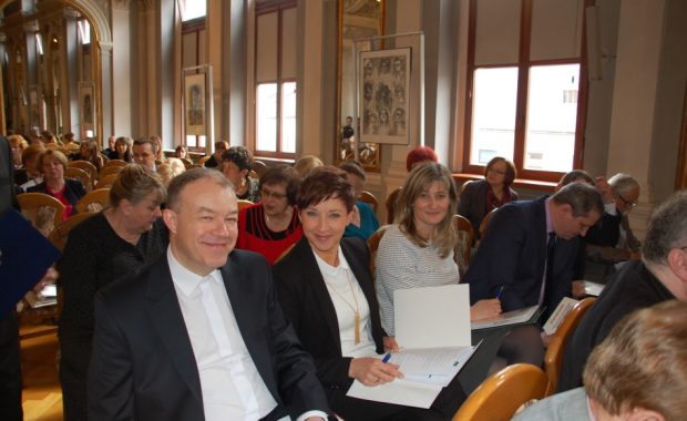 Uczestnicy konferencji. Od lewej siedzą: ks. prof. Jacek Siewiora, mgr Renata Mielak, dr Renata Smoleń