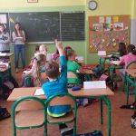 Studenci pedagogiki na zajęciach praktycznych