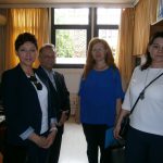 W korytarzu stoją od lewej: mgr Renata Mielak, prof. Leszek Kozioł, prof. Maria Tsirintani, dr Anna Wojtowicz