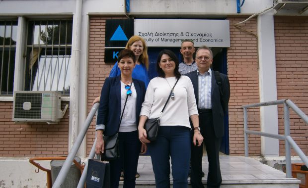 Na stopniach budynku TEI stoją mgr Renata Mielak, dr Anna Wojtowicz, prof. Leszek Kozioł, mgr Radosław Pyrek i prof. Maria Tsirintani