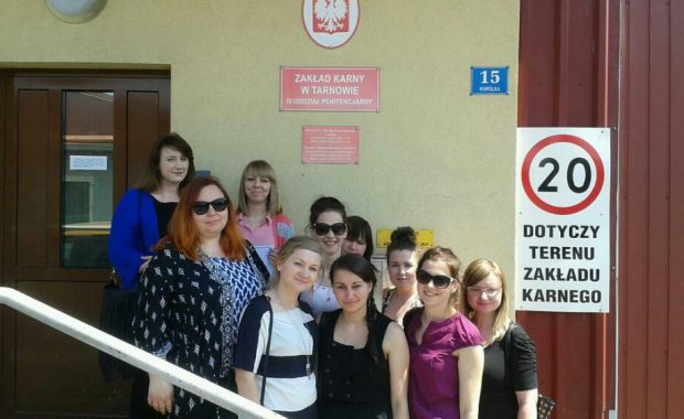 Grupa studentek przed wejściem do Zakładu Karnego w Tarnowie
