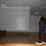Prof. Władysław Błasiak stoi przy mównicy