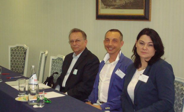 Przy stole konferencyjnym siedzą od lewej: prof. Leszek Kozioł, mge Radosław Pyrek, dr inż. Anna Wojtowicz