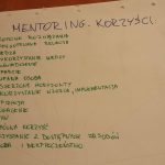 Tablica, na której zapisano odręcznie korzyści z mentoringu