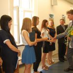 dr M. Cholewiński gratuluje studentkom po egzaminie