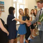 dr M. Cholewiński gratuluje studentkom po egzaminie