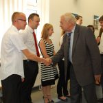 Prof. M. Woźniak gratuluje studentom