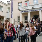 Uczniowie wychodzą z budynku przy ul. Waryńskiego 14