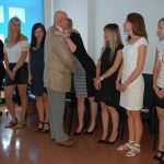 Prof. Leszek Rudnicki gratuluje studentom
