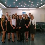 Zdjęcie grupowe studentów z promotorem prof. Leszkiem Koziołem, recenmzentem dr Krzysztofem Leśniakiem i prodziekanem mgr Bożeną Niekurzak