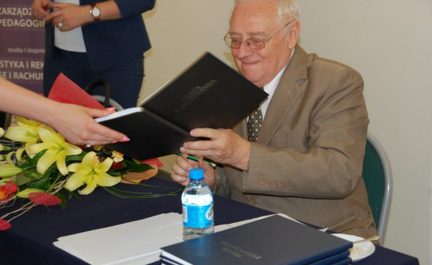 Prof. Siekierski podpisuje pracę