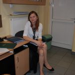 Studentka siedzi przy biurku w oczekiwaniu na egzamin