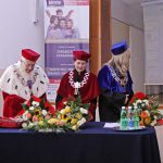 Stół prezydialny, od lewej rektor prof. Michał Woźniak, Kanclerz mgr Zofia Kozioł, dziekan dr Renata Smoleń