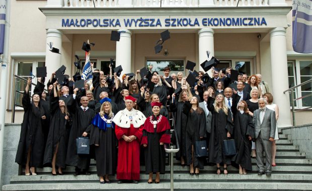 Zdjęcie grupowe studentów z władzami uczelni