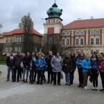 Wspólne pamiątkowe zdjecie przez Zamkiem w Łańcucie