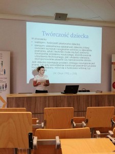 Joanna Zaklikiewicz podczas prezentacji referatu