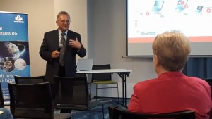 Prof. dr hab. Leszek Kozioł podczas prowadzenia panelu