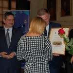 Pani Barbara Piotrowska odbiera gratulacje od Starosty