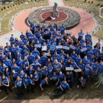 Grupa uczestników Forum w jednakowych niebieskich koszulkach w parku - zdjęcie z góry