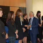 Prof. Jan Rajmund Paśko gratuluje studentom