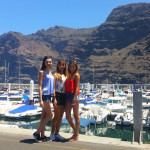 Trzy studentki - w tle marina i skały Teneryfy